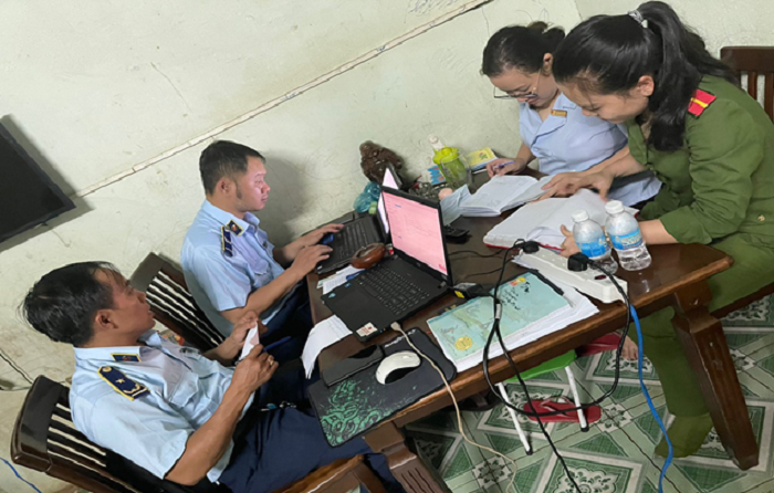 Xử phạt đối tượng kinh doanh hàng hóa không rõ nguồn gốc tại thị trấn Ea Drăng